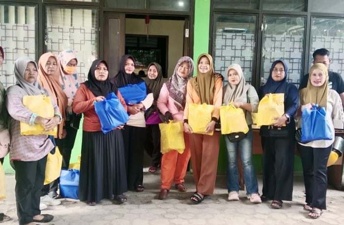 Walikota Metro Bagi Bingkisan Lebaran ke Petugas Kebersihan