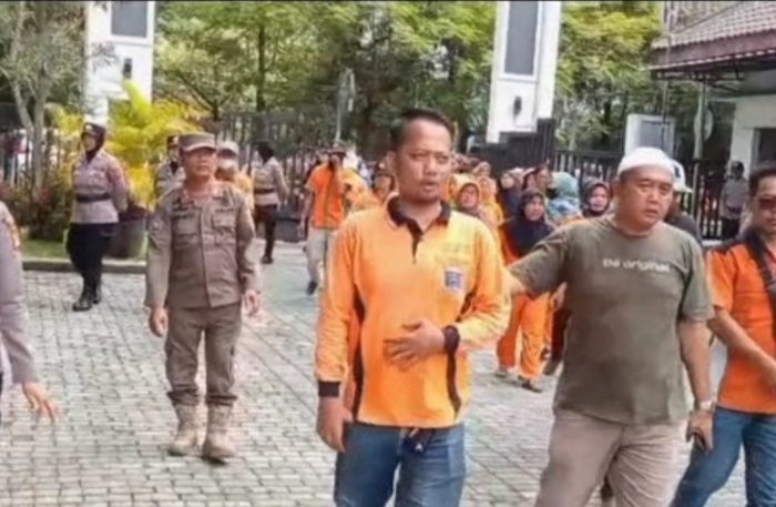 Rumah Dinas Walikota Metro di Duduki Massa Aksi Protes THR Lebaran