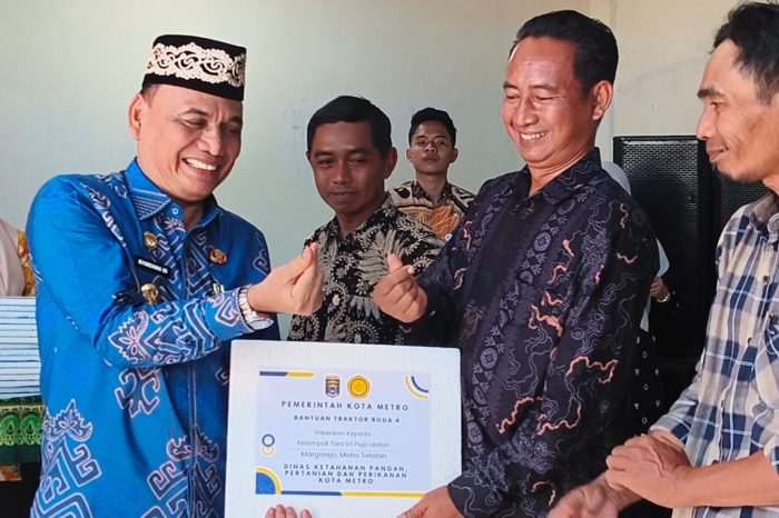 Walikota Metro Serahkan 19 Traktor Pada Sejumlah Kelompok Tani Di 5 Kecamatan